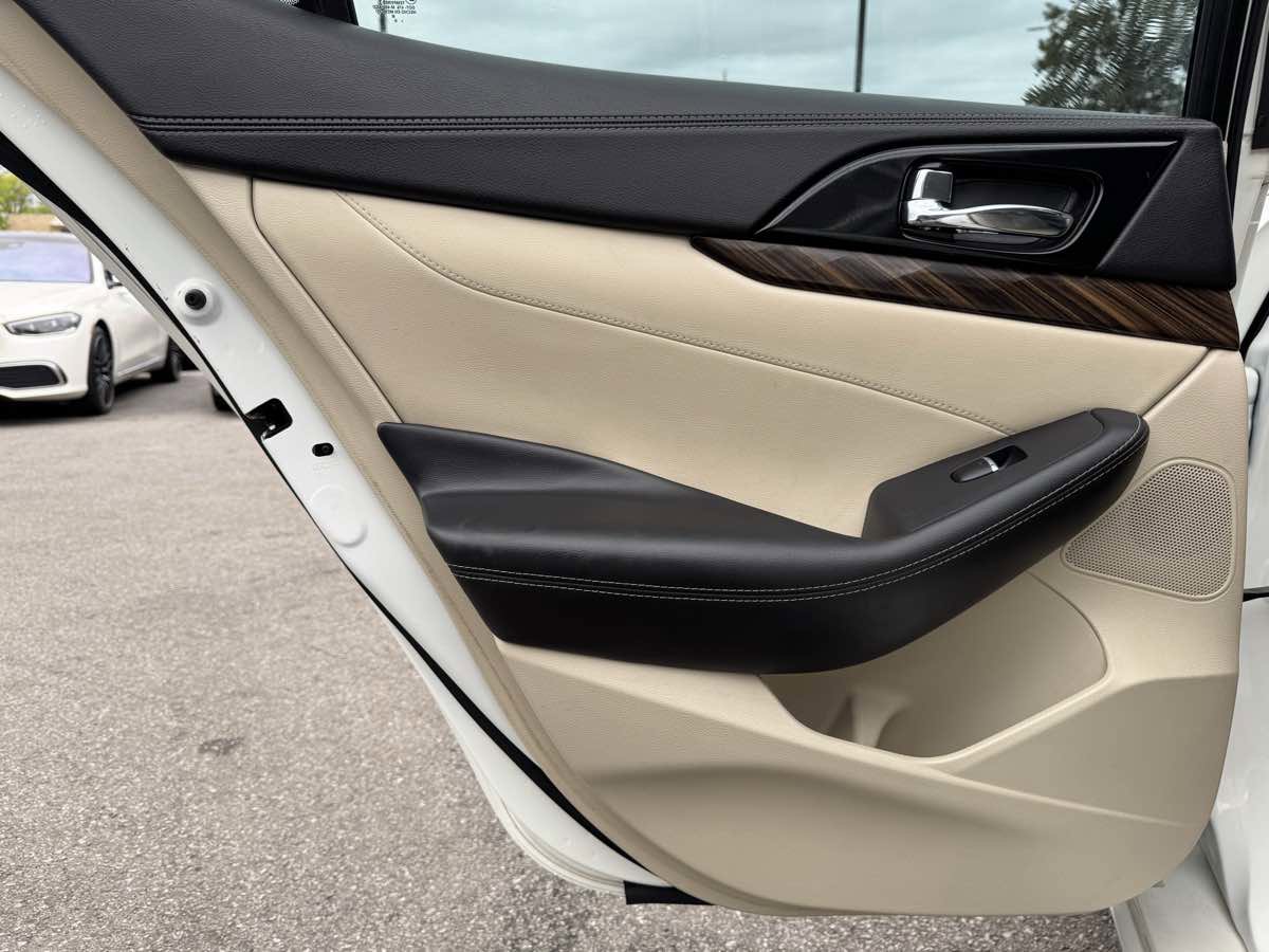 Used 2016 Nissan Maxima Platinum w/ Interior Lighting Package FWD image 43