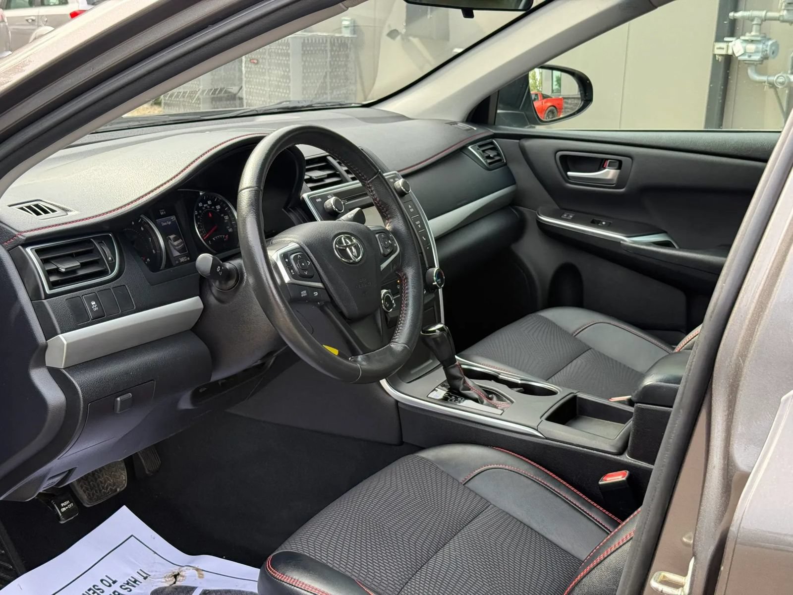 Used 2017 Toyota Camry SE w/ Moonroof Package FWD image 9