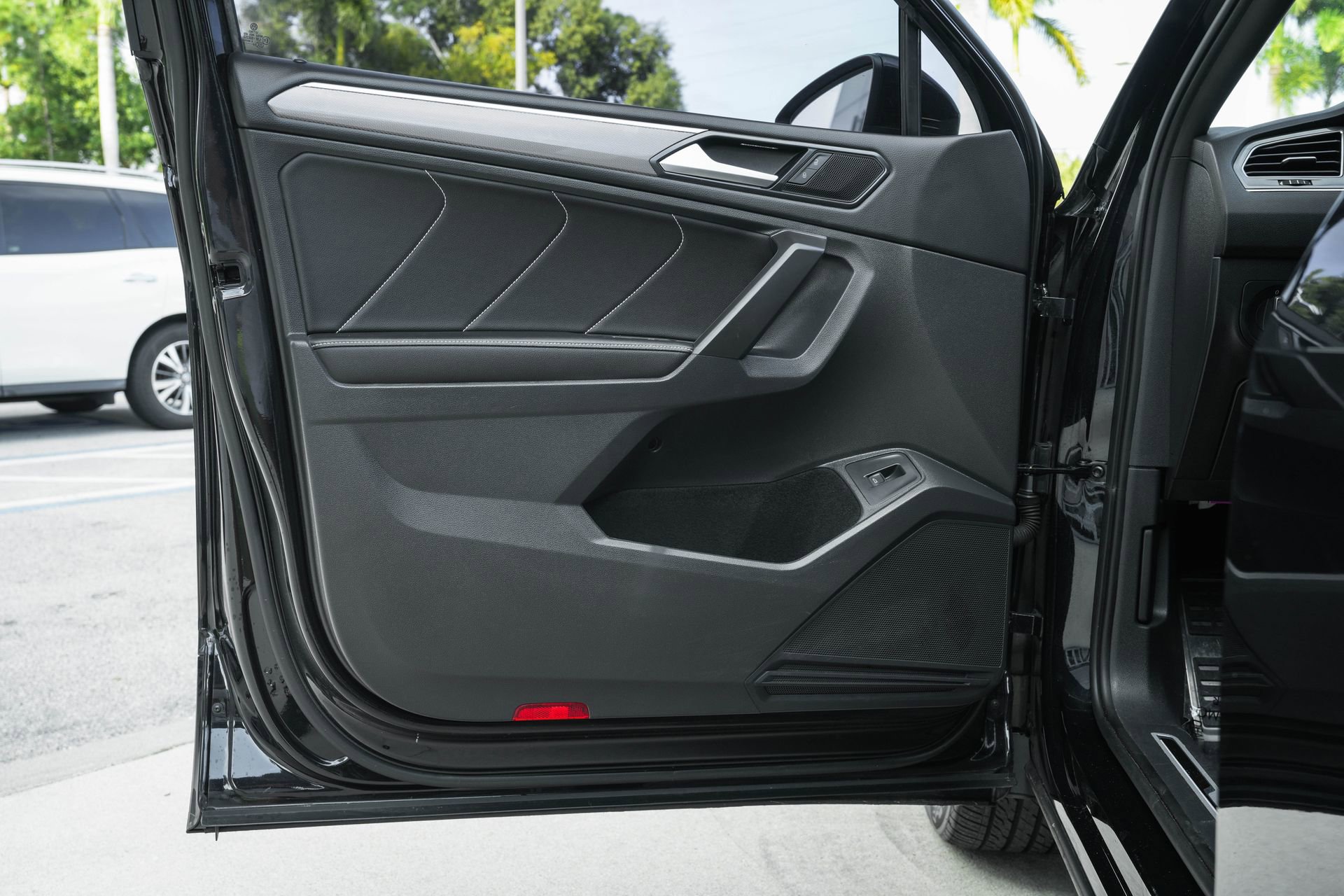 Used 2022 Volkswagen Tiguan SE R-Line image 30