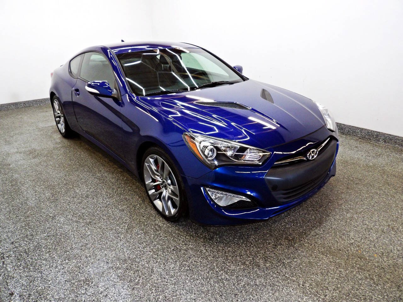 Used 2016 Hyundai Genesis Coupe 3.8 RWD image 3