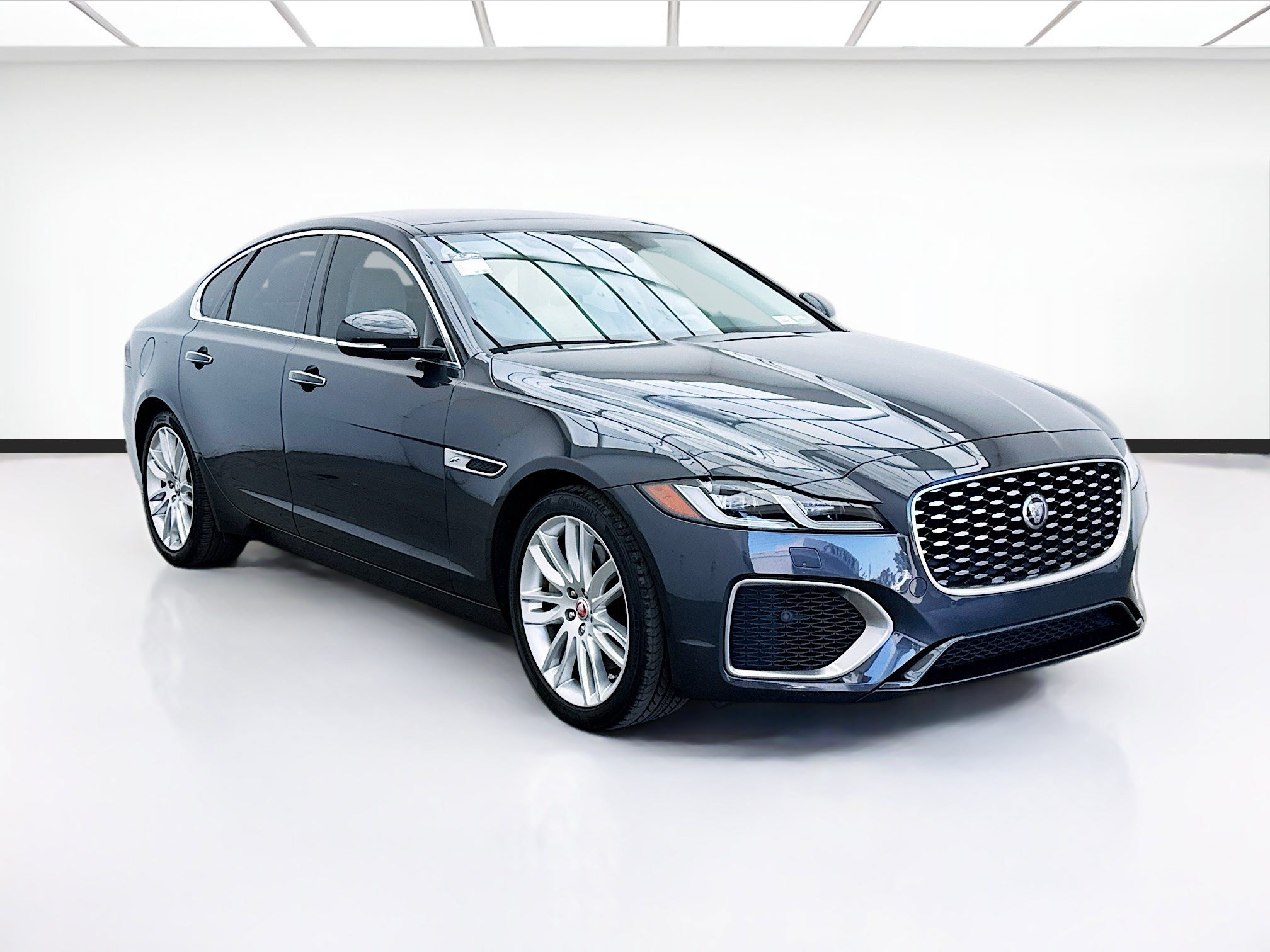 Used 2022 Jaguar XF SE RWD image 3