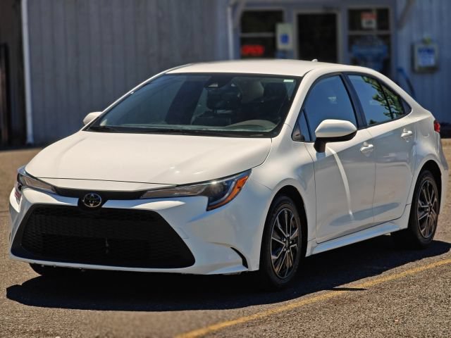 Used 2020 Toyota Corolla LE FWD image 3