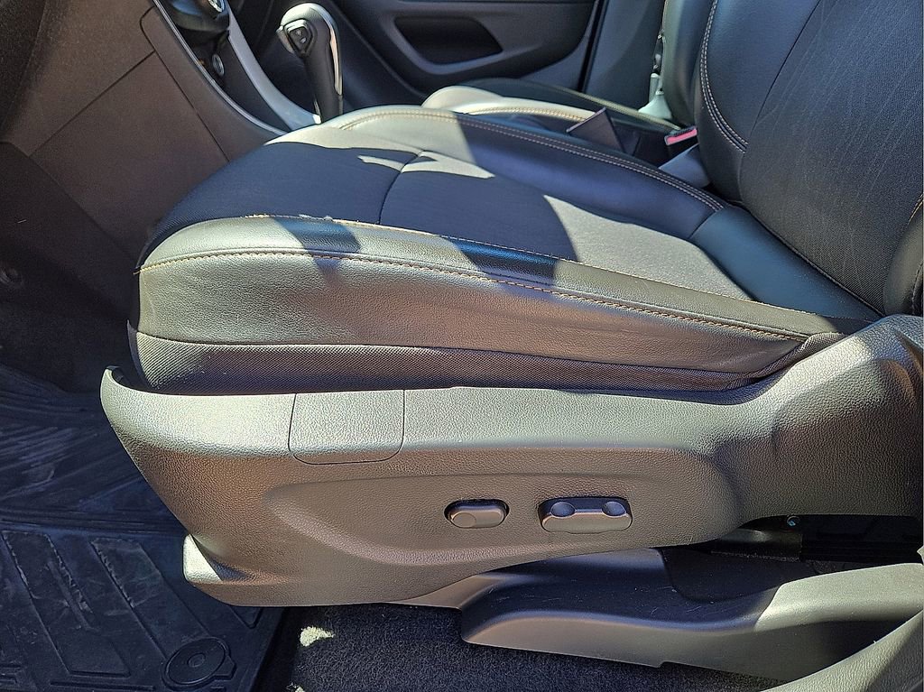 Used 2021 Chevrolet Trax LT w/ LT Convenience Package AWD/4WD image 22