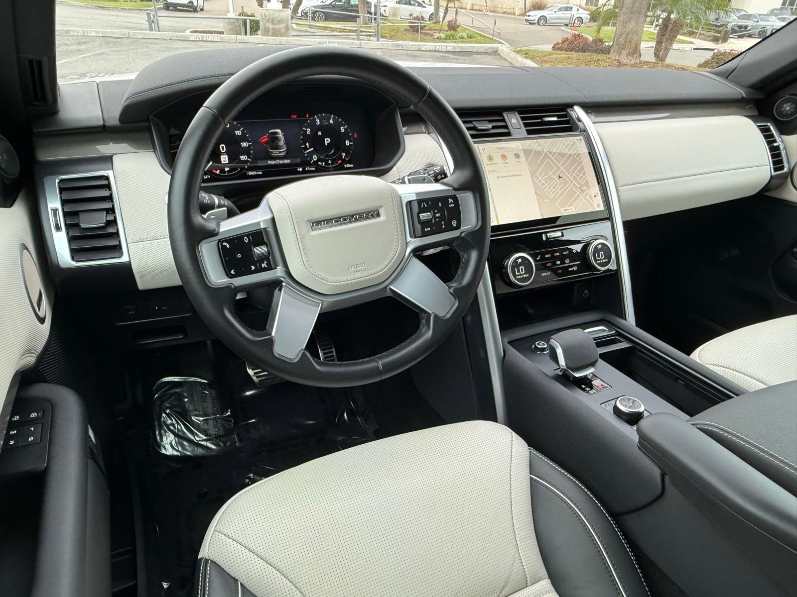 Used 2023 Land Rover Discovery Metropolitan Edition image 31