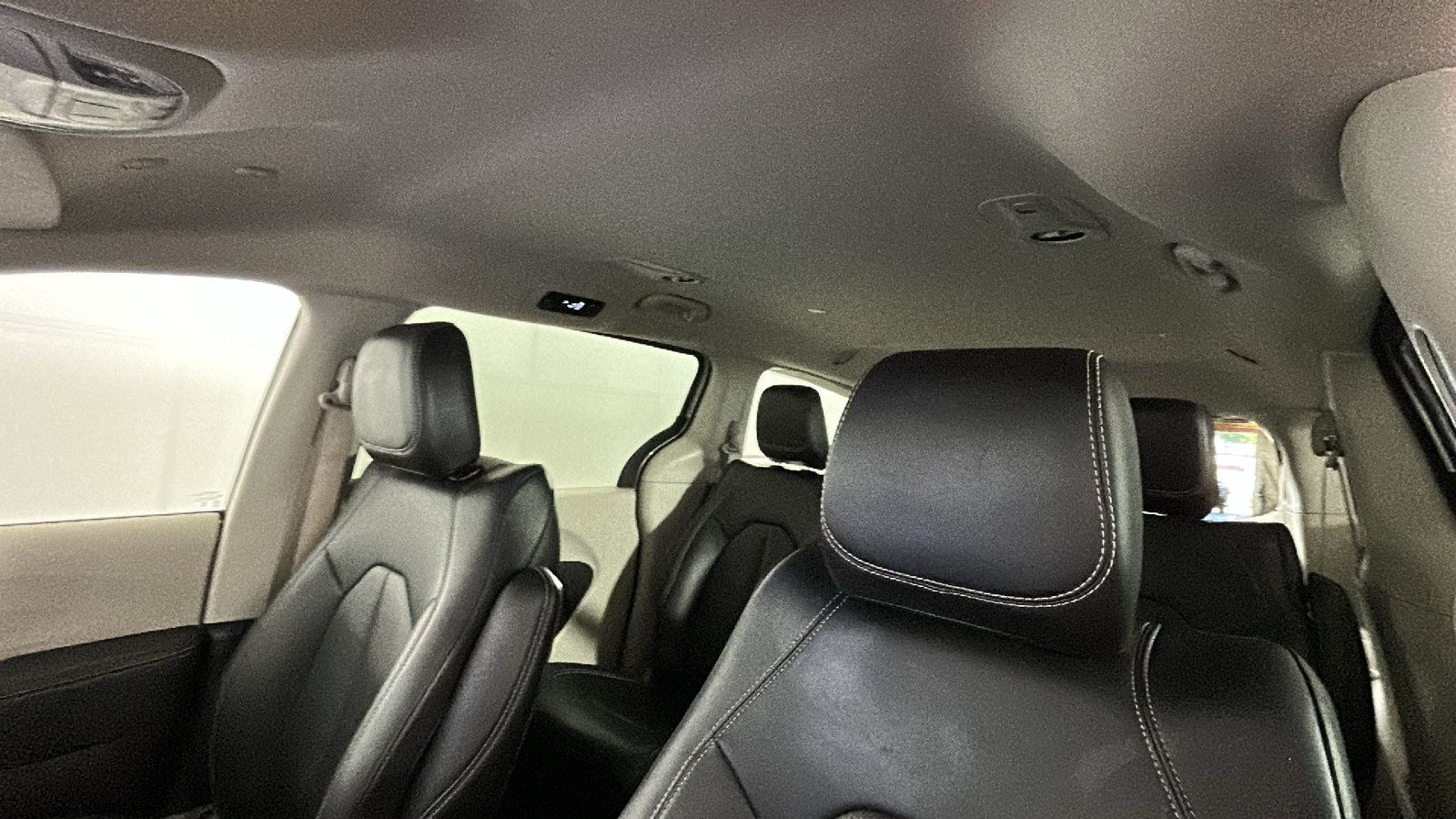 Used 2024 Chrysler Pacifica Limited FWD image 14