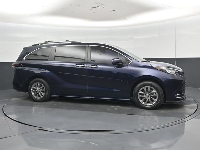 Used 2023 Toyota Sienna XLE FWD image 33