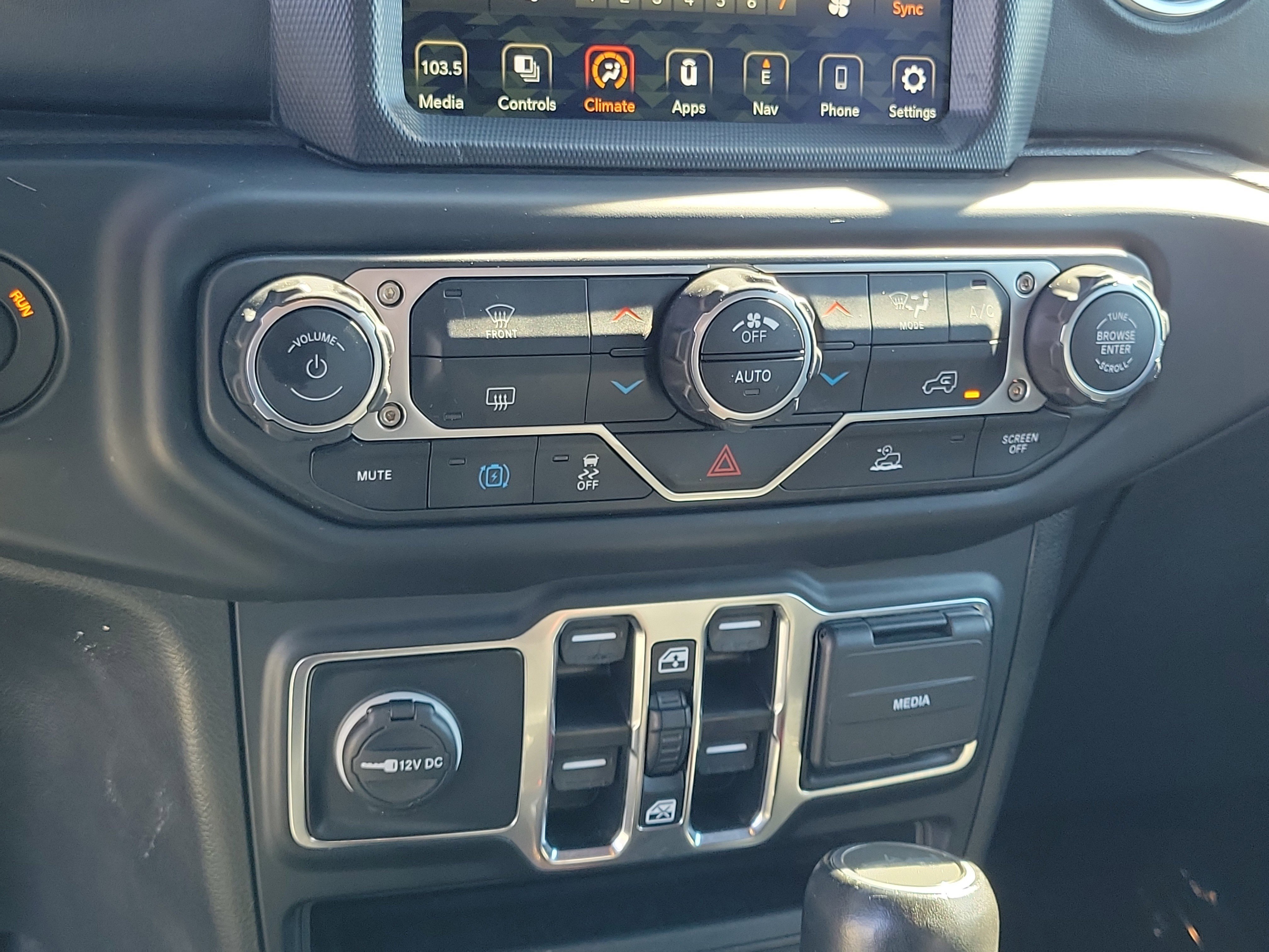 Used 2023 Jeep Wrangler Sahara image 27