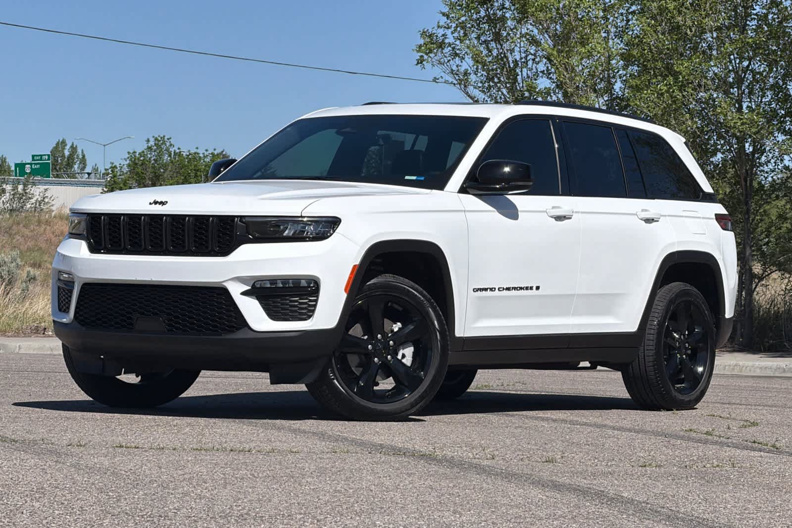 Used 2025 Jeep Grand Cherokee Limited w/ Black Appearance Package AWD/4WD image 1