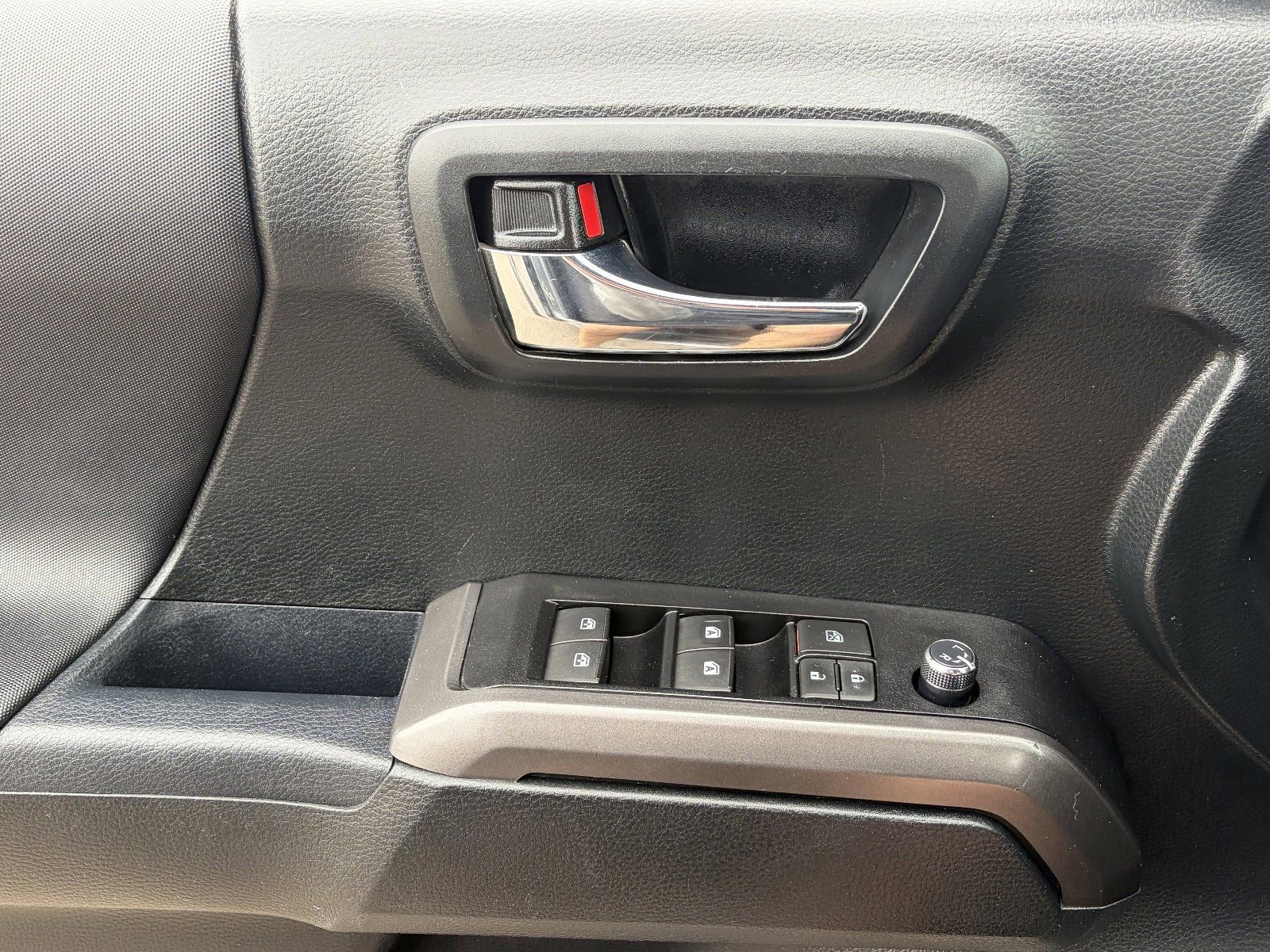 Used 2017 Toyota Tacoma TRD Sport image 23