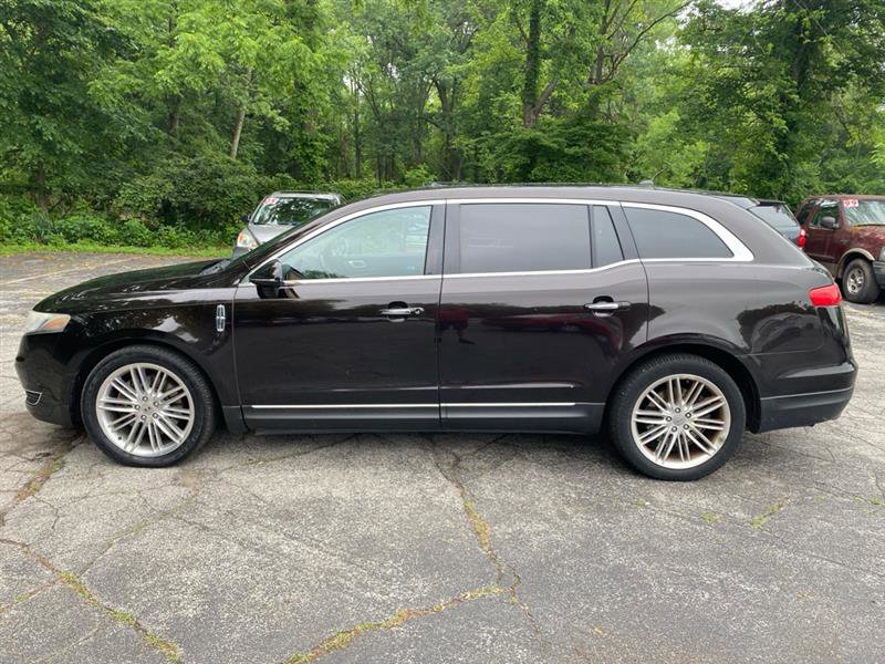 Used 2013 Lincoln MKT AWD image 2