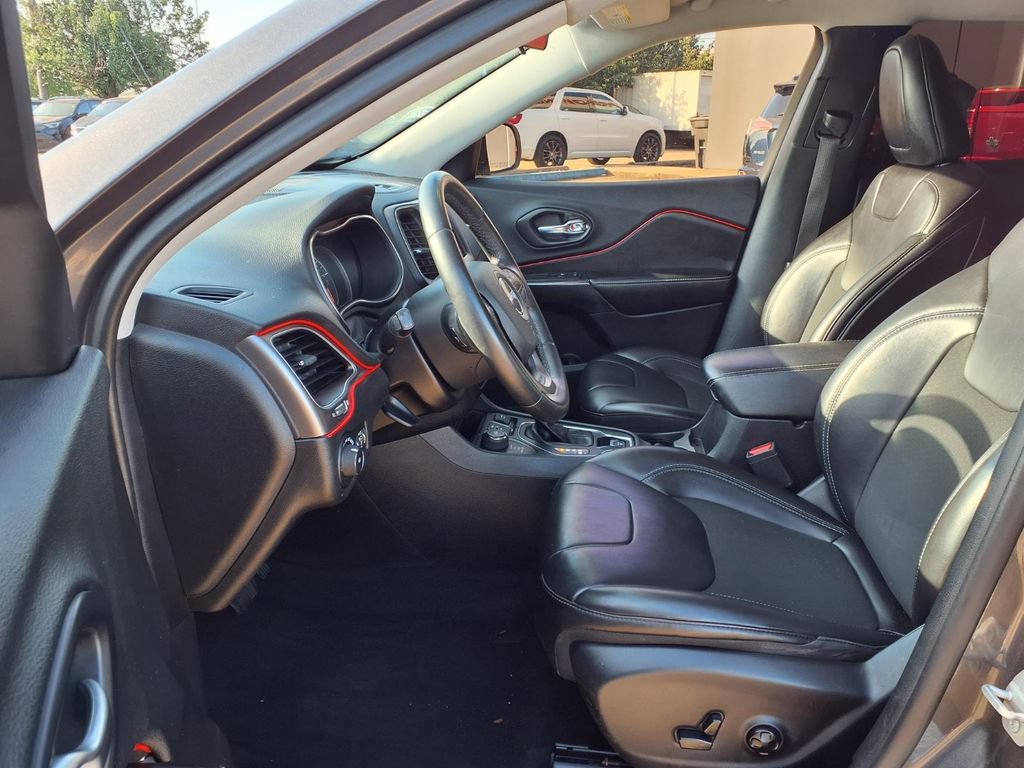 Used 2019 Jeep Cherokee Latitude Plus AWD/4WD image 10