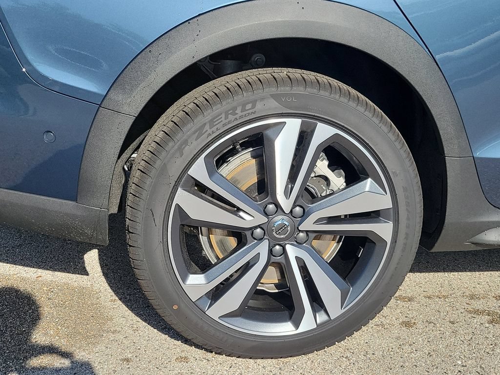 New 2026 Volvo V60 B5 Cross Country Plus w/ Protection Package Premier AWD/4WD image 3