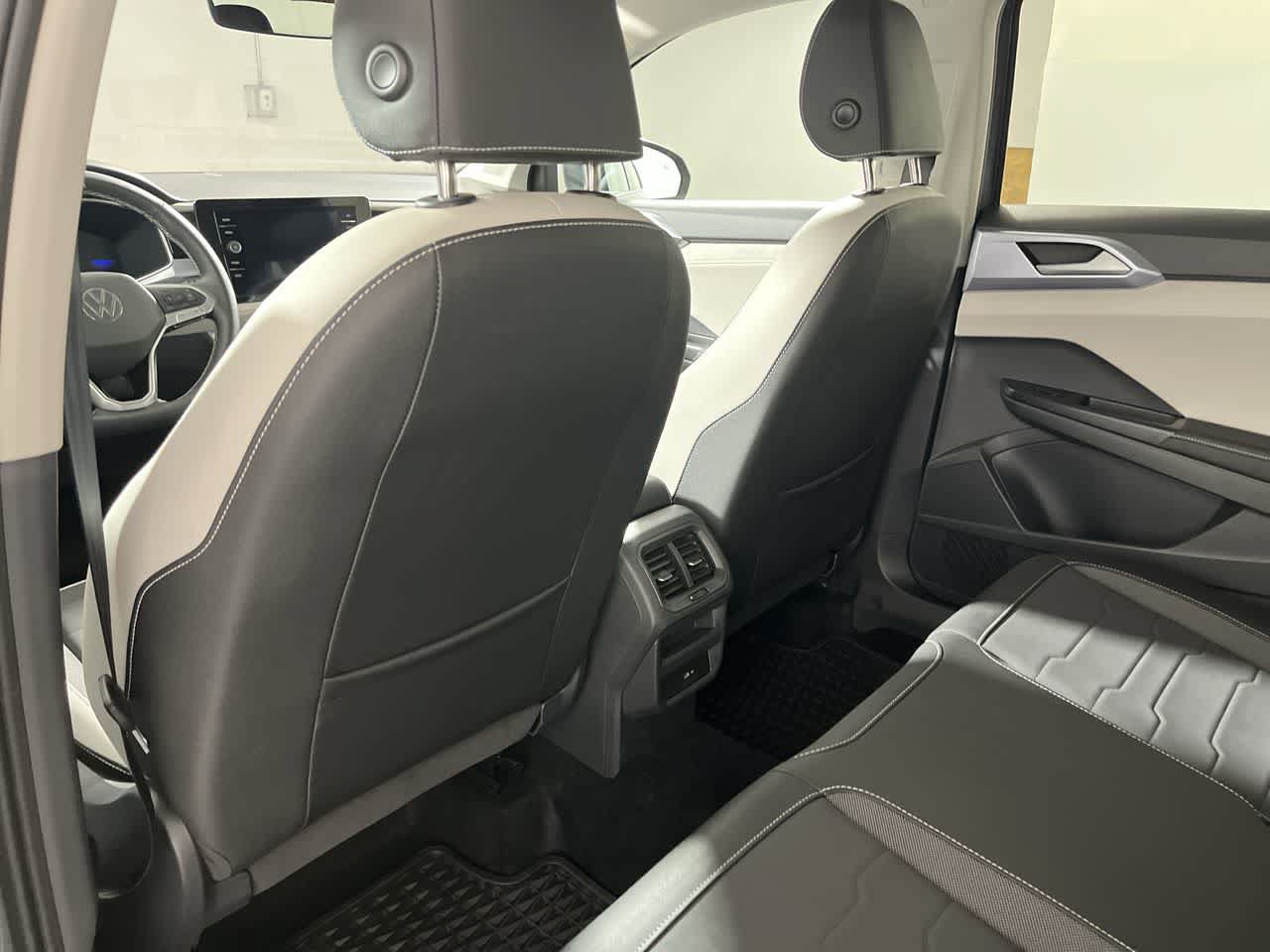 Used 2025 Volkswagen Taos SE FWD image 24