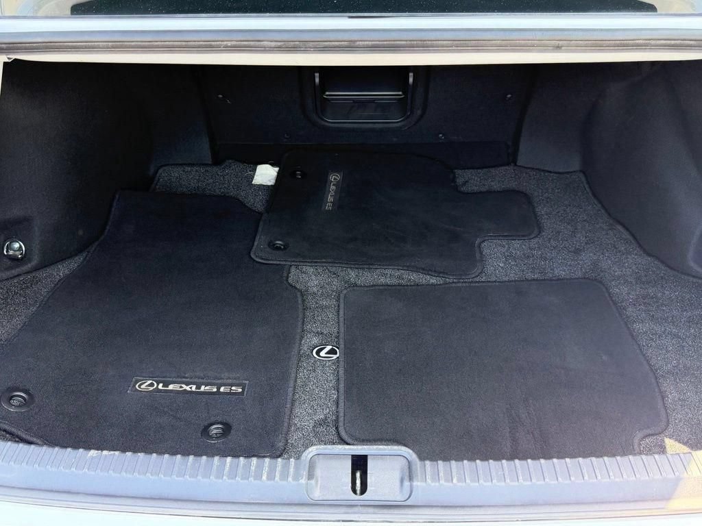 Used 2024 Lexus ES 300h w/ Premium Package FWD image 16