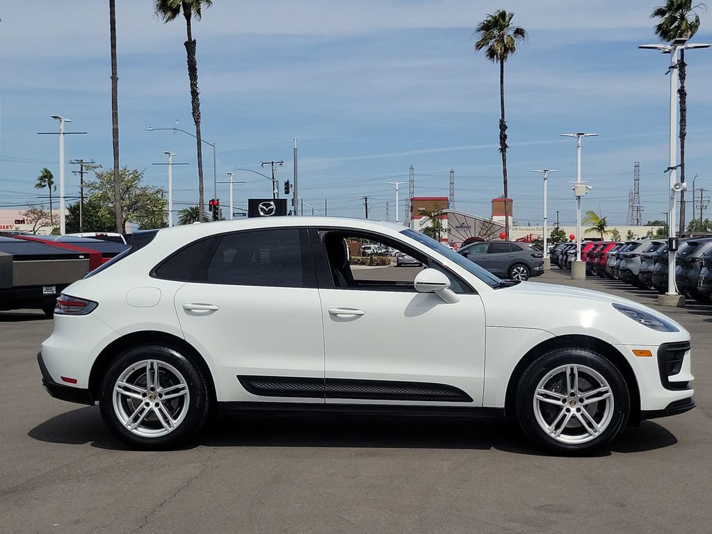 Used 2024 Porsche Macan AWD/4WD image 35
