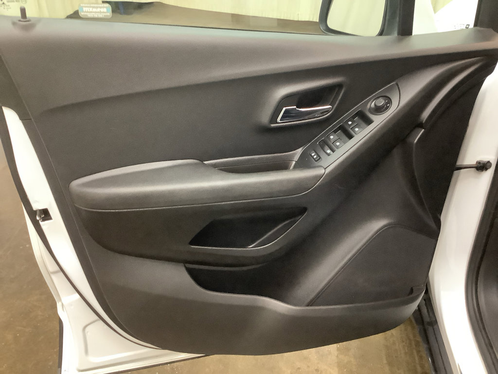 Used 2019 Chevrolet Trax LT w/ LT Convenience Package image 12