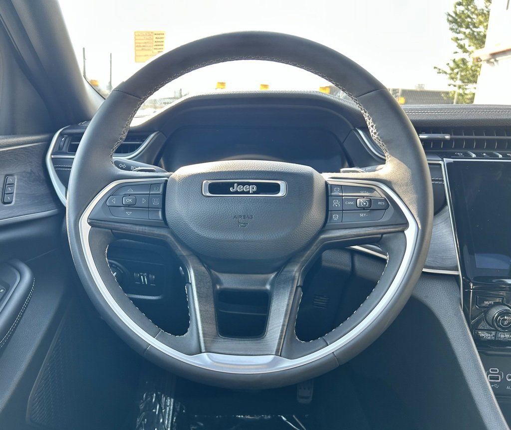 Used 2024 Jeep Grand Cherokee L Limited w/ Luxury Tech Group II image 19