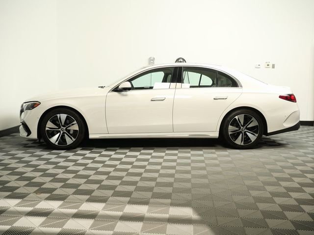 Used 2025 Mercedes-Benz E 350 4MATIC Sedan image 4