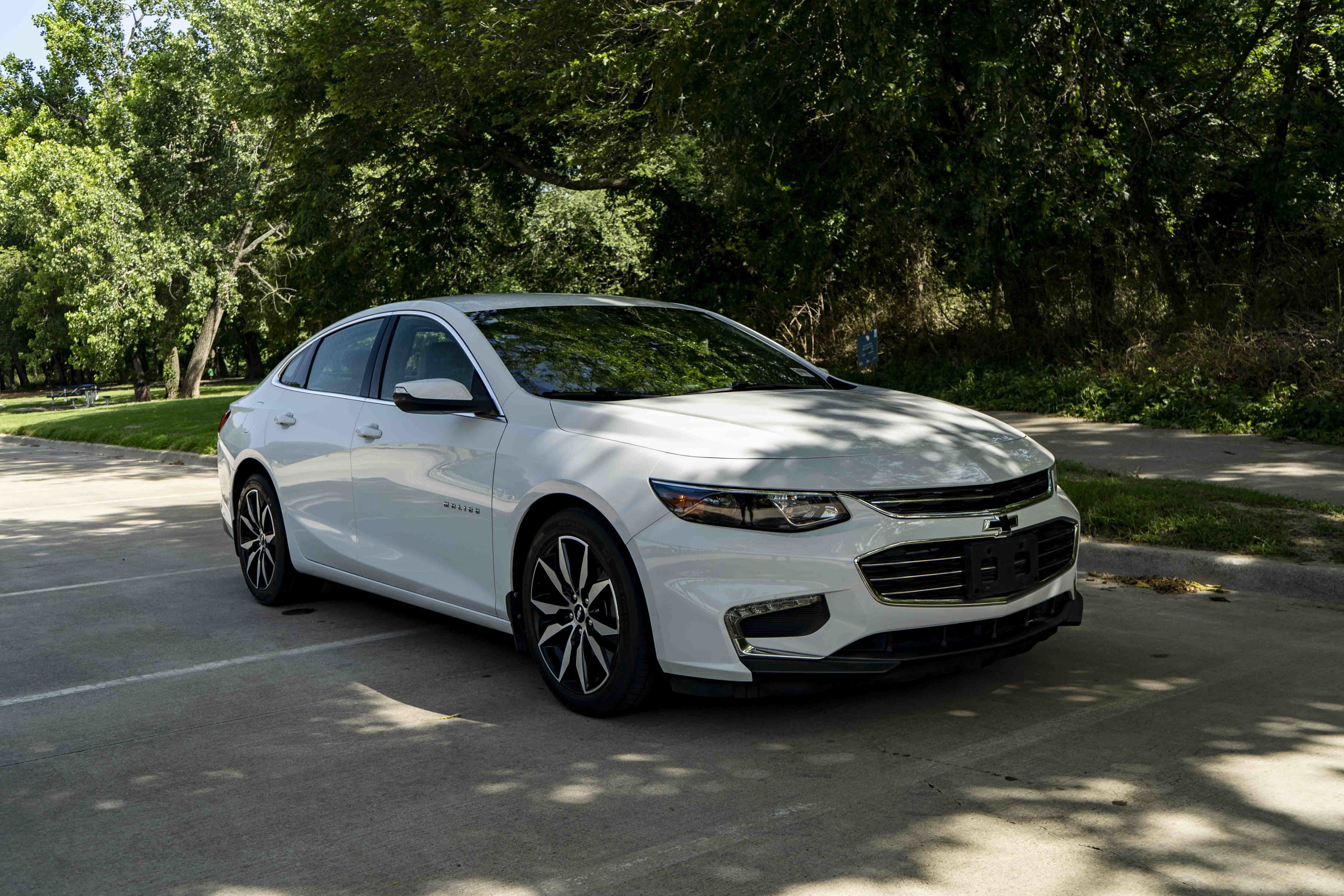 Used 2017 Chevrolet Malibu LT FWD image 2