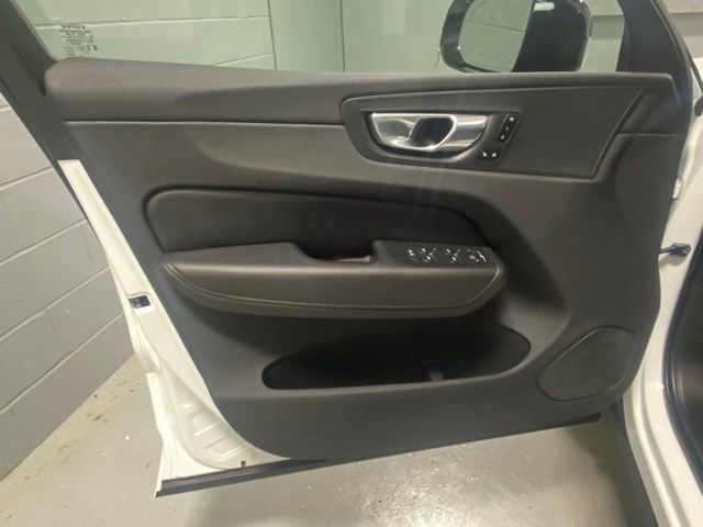 Certified 2025 Volvo XC60 B5 Plus AWD/4WD image 7