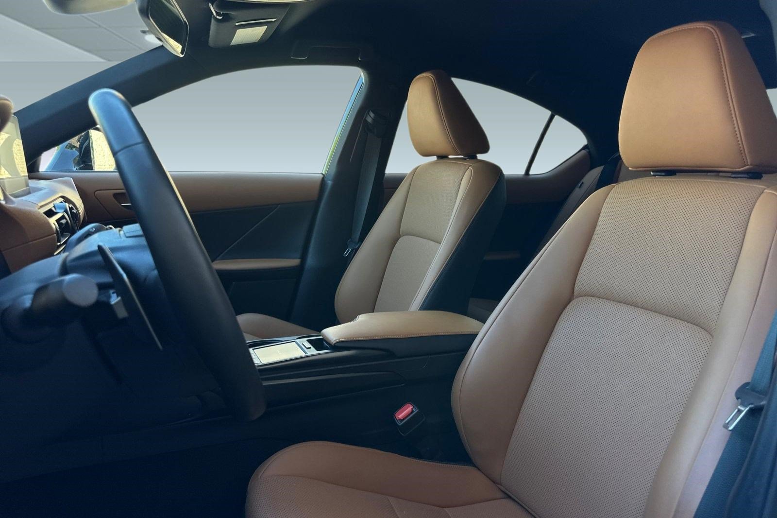 Certified 2025 Lexus IS 300 F Sport RWD image 5