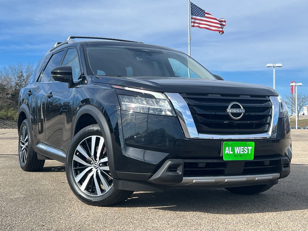 Used 2023 Nissan Pathfinder Platinum image 2
