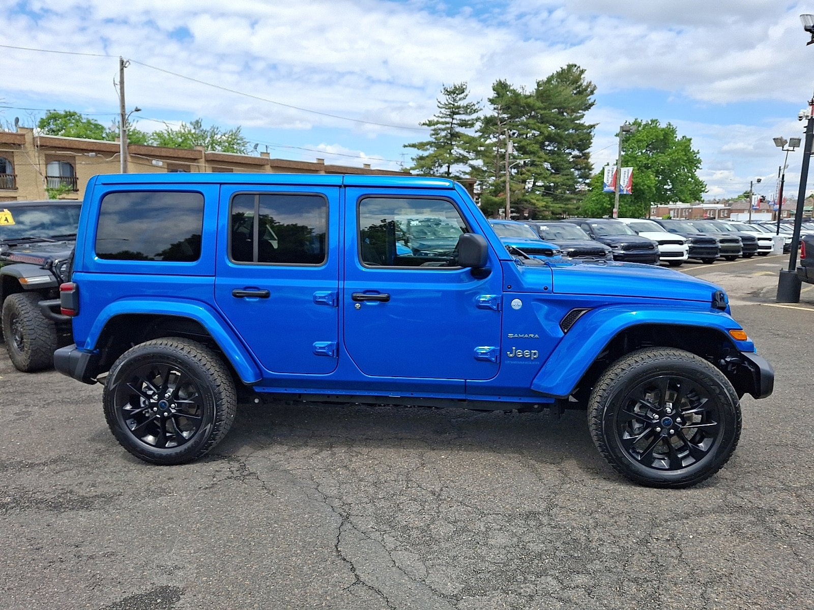Used 2024 Jeep Wrangler Unlimited Sahara AWD/4WD image 6