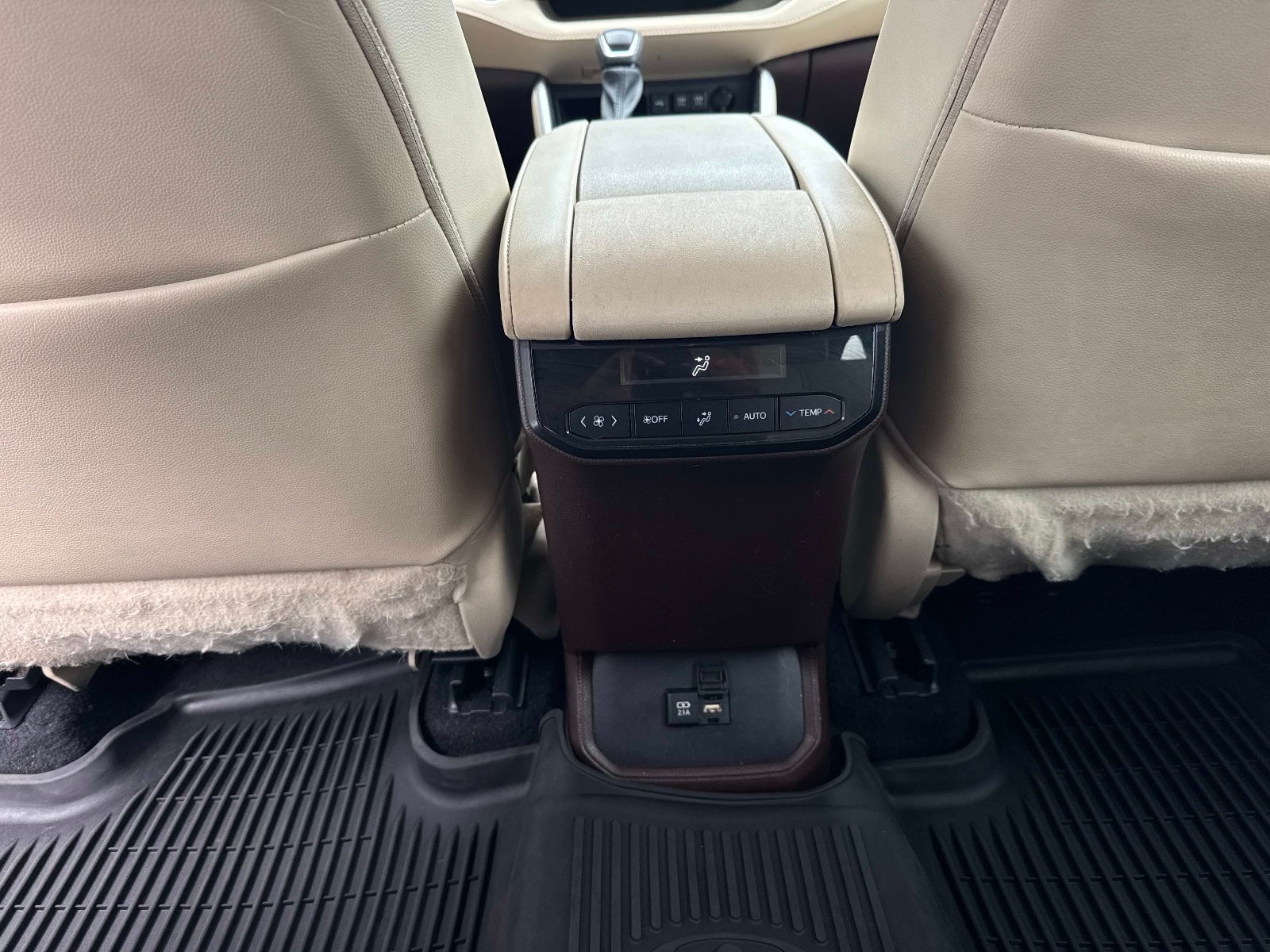 Used 2021 Toyota Highlander XLE AWD/4WD image 17