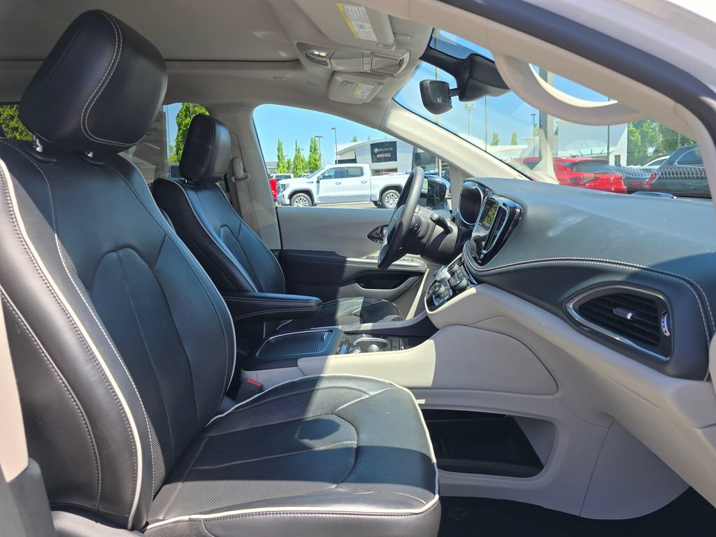 Used 2023 Chrysler Pacifica Limited FWD image 11