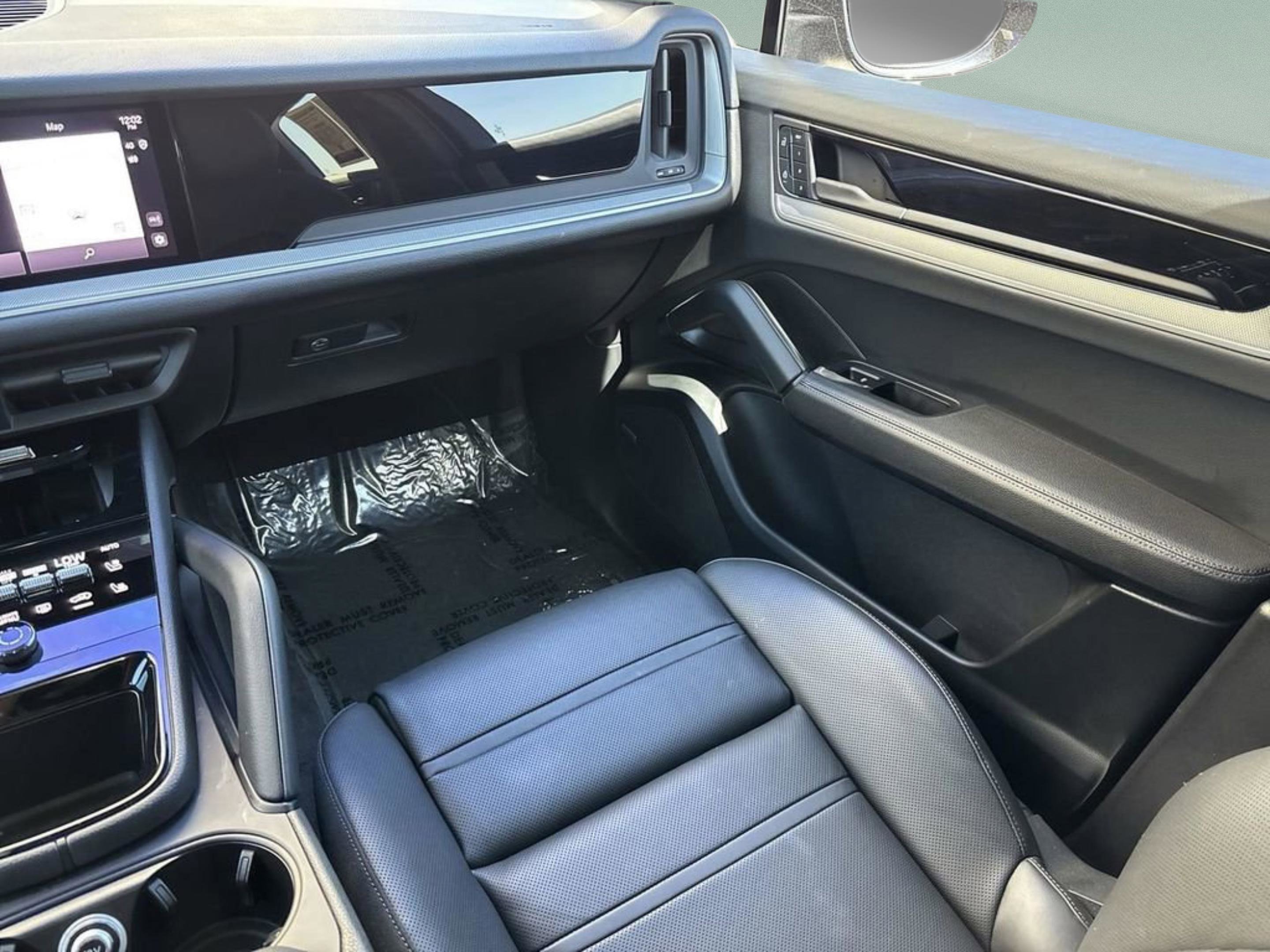 Used 2025 Porsche Cayenne E-Hybrid Coupe image 14