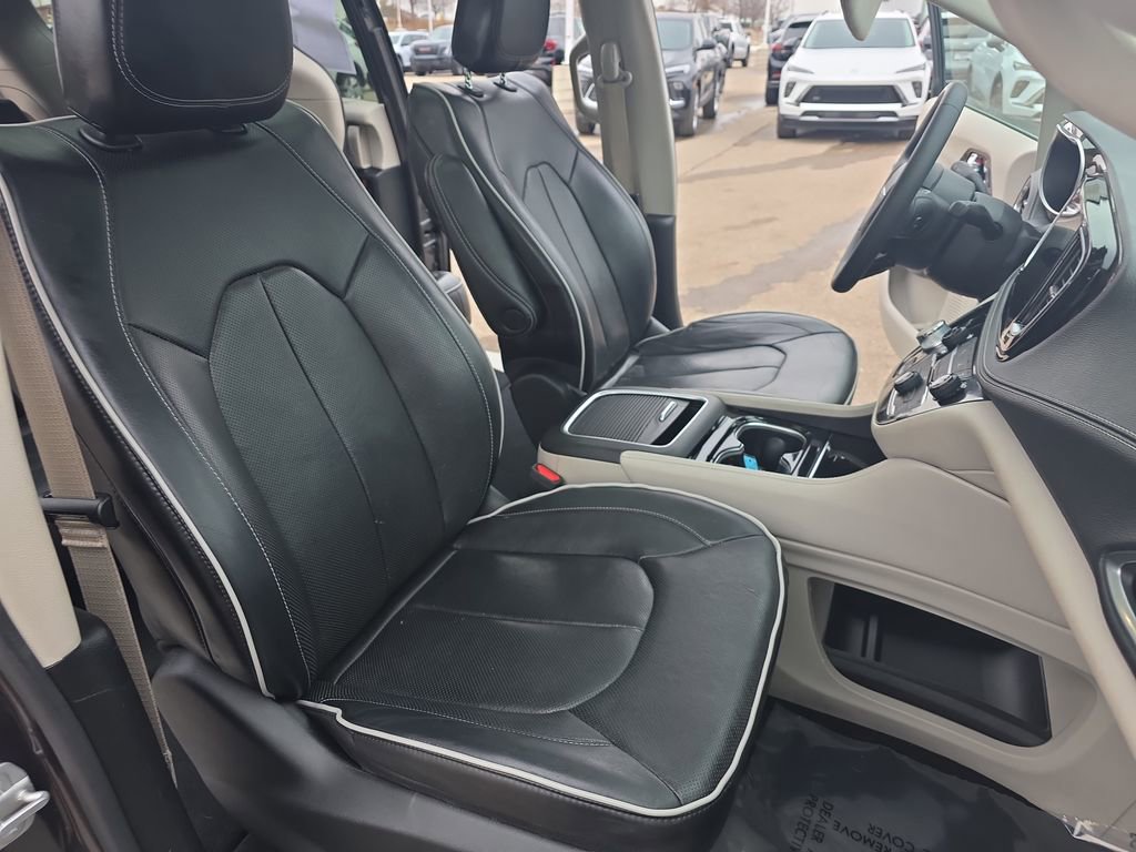 Used 2023 Chrysler Pacifica Limited FWD image 10
