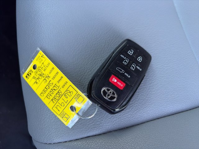 Used 2026 Toyota Sienna XLE FWD image 28