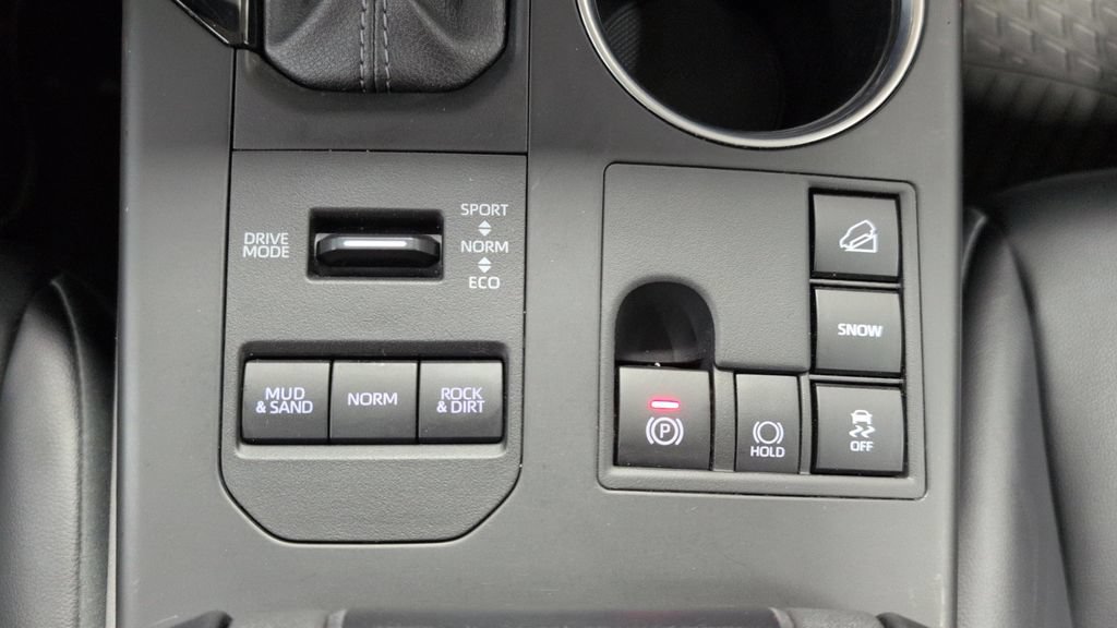 Used 2024 Toyota Highlander XLE AWD/4WD image 16