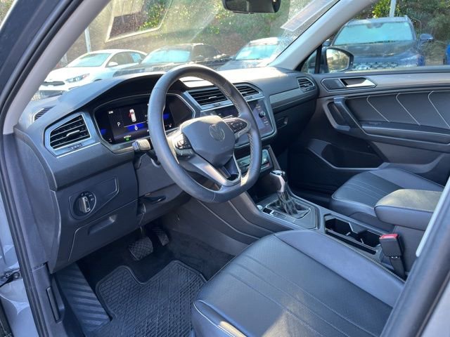 Used 2022 Volkswagen Tiguan SE w/ Panoramic Sunroof Package image 6