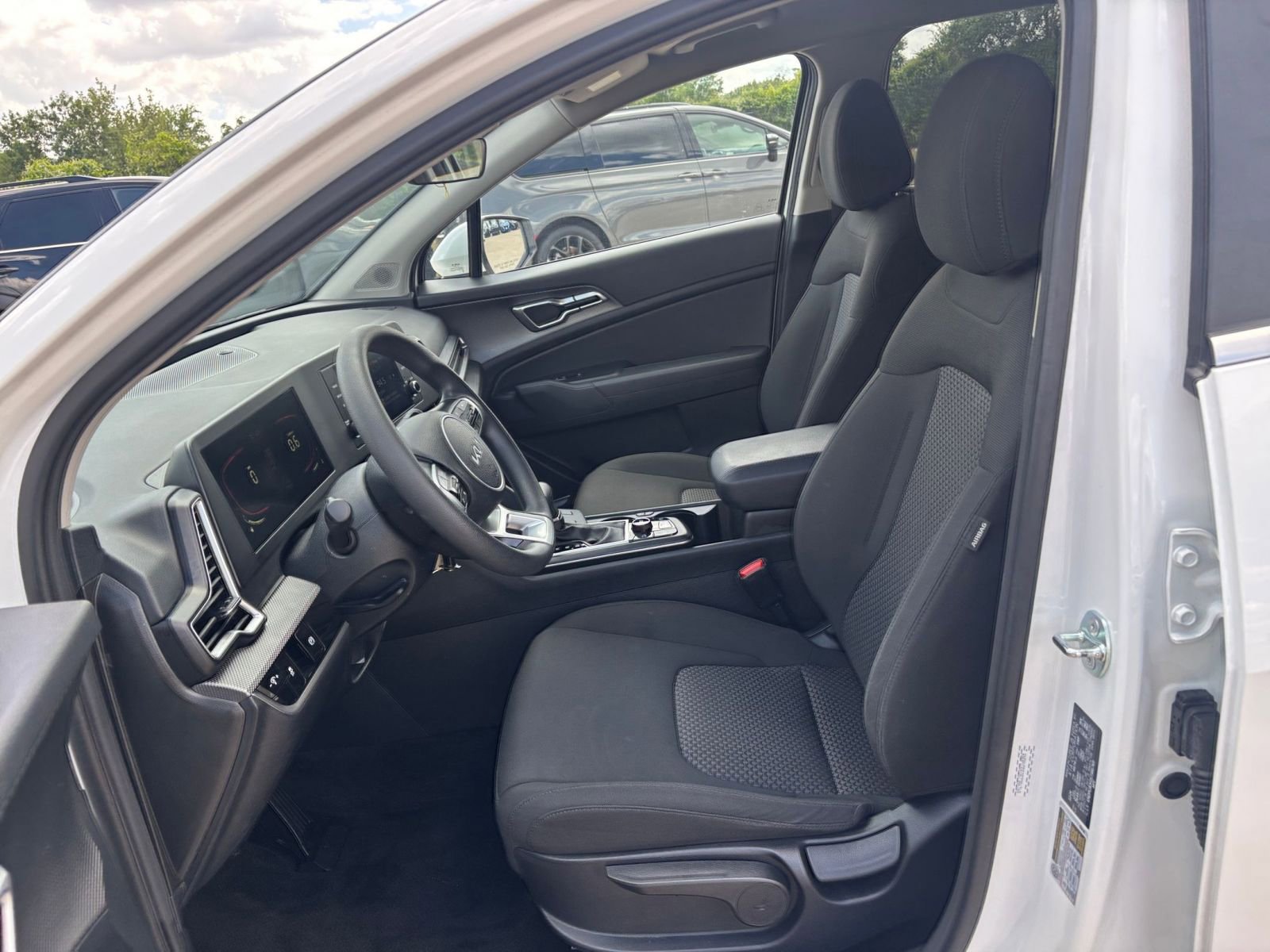 Used 2025 Kia Sportage LX image 25