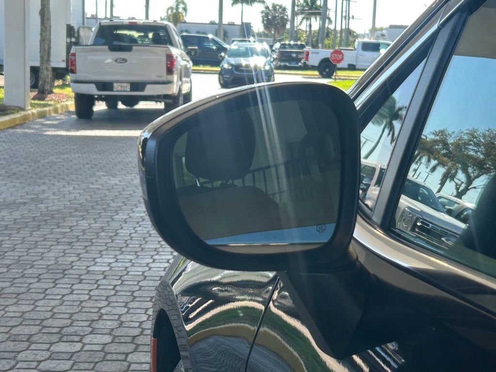 Used 2023 Chrysler Voyager LX image 17