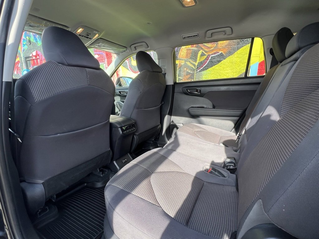 Used 2021 Toyota Highlander LE image 21