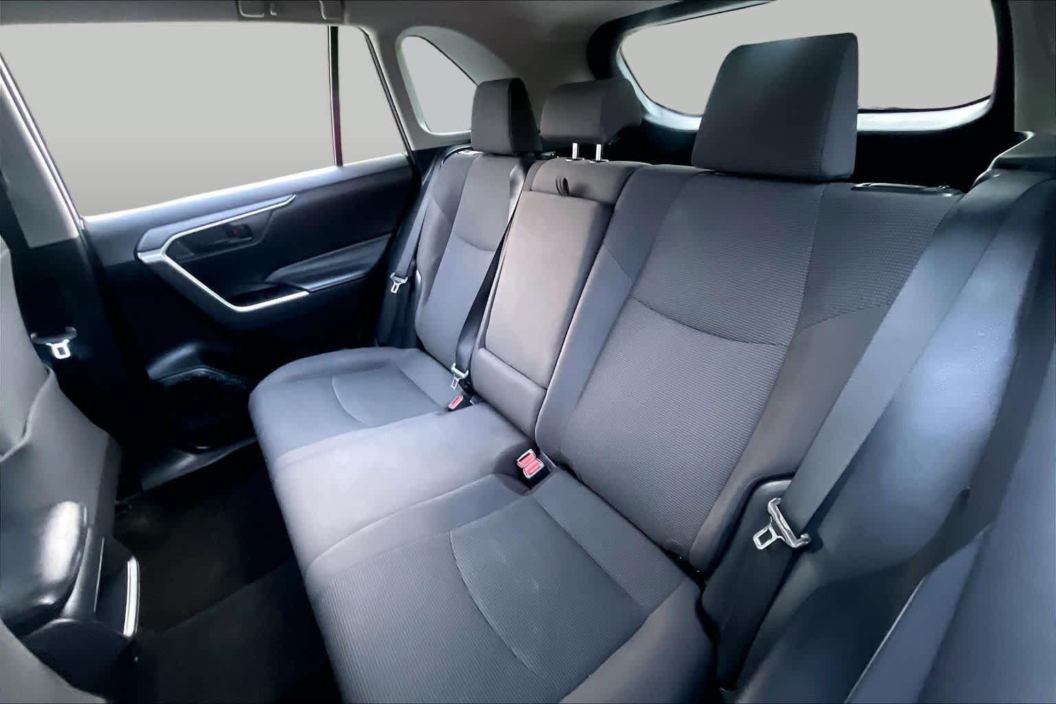 Used 2019 Toyota RAV4 LE FWD image 18