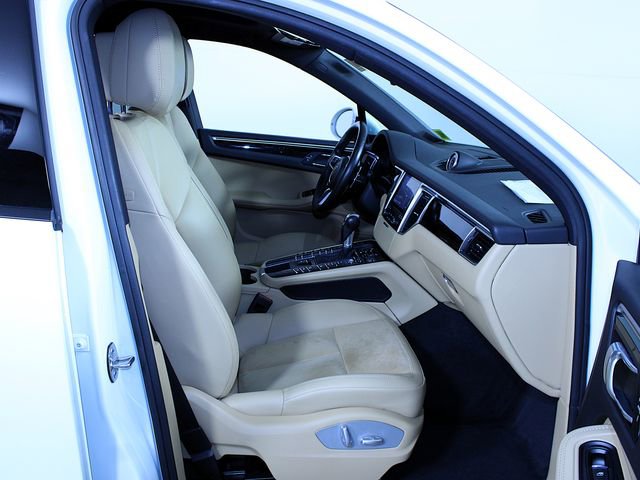 Certified 2018 Porsche Macan image 25