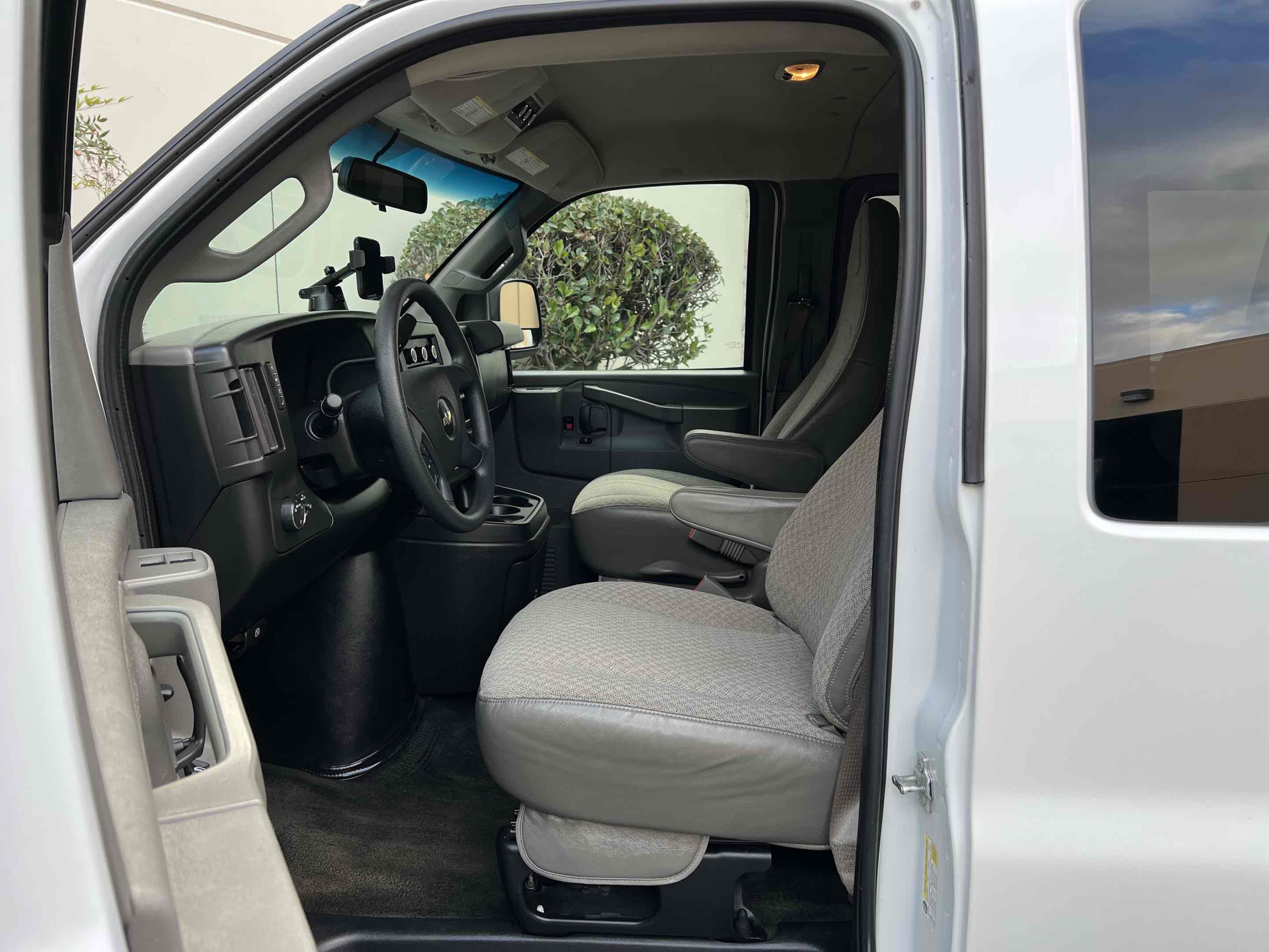 Used 2018 Chevrolet Express 3500 LT w/ LT Preferred Equipment Group RWD image 4