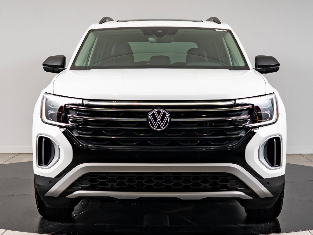 Used 2025 Volkswagen Atlas Peak Edition SE AWD/4WD image 2