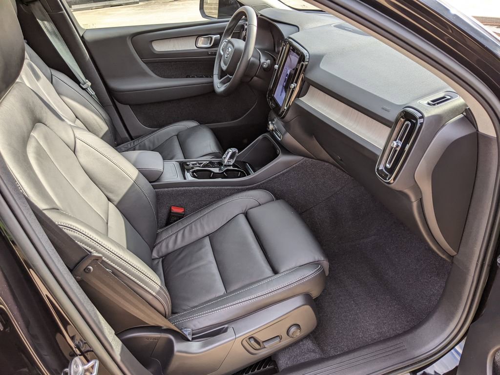 Used 2023 Volvo XC40 B5 Ultimate w/ Protection Package Premier image 22