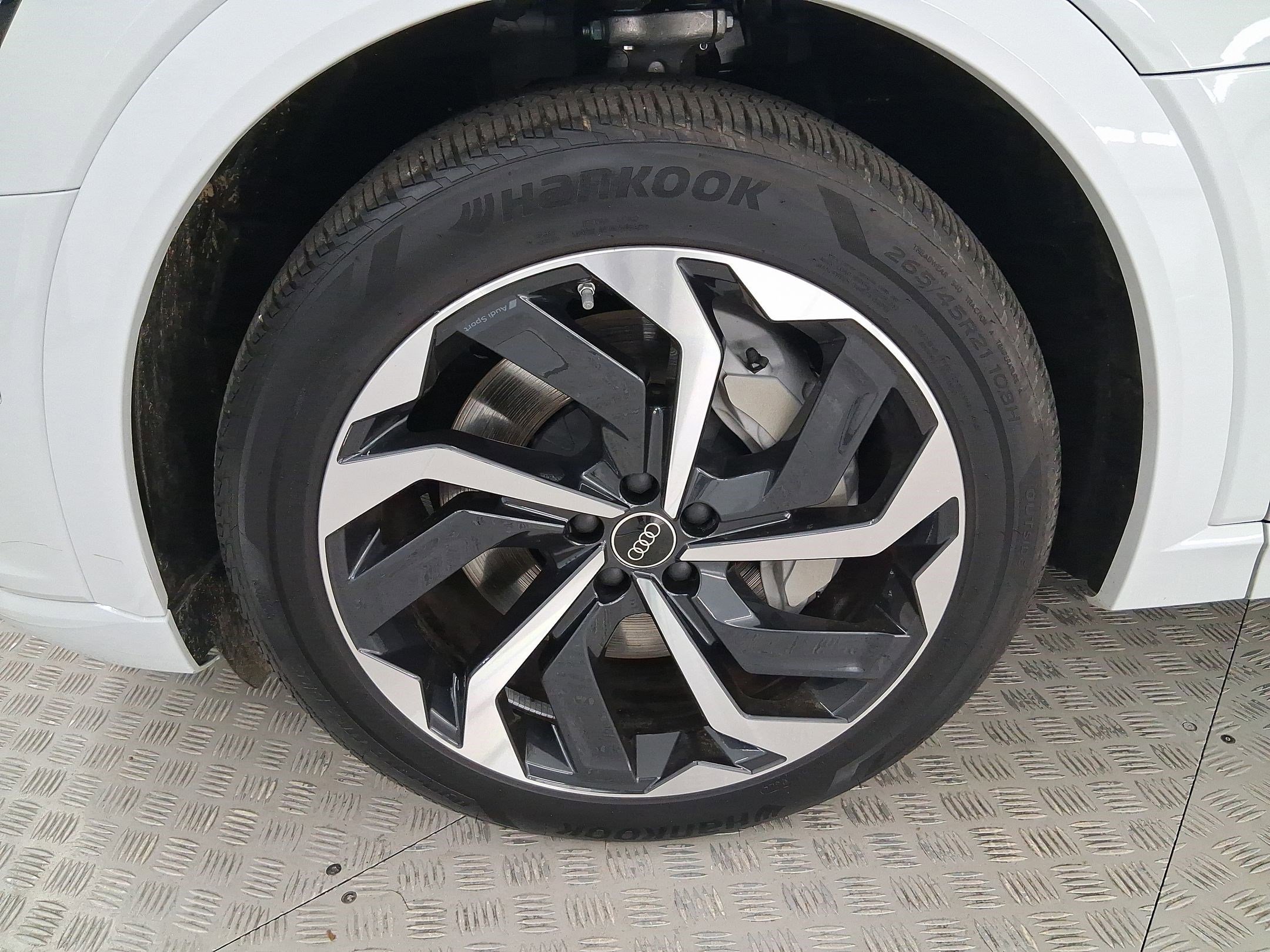 Used 2024 Audi Q8 e-tron Premium Plus w/ Premium Plus Package image 11