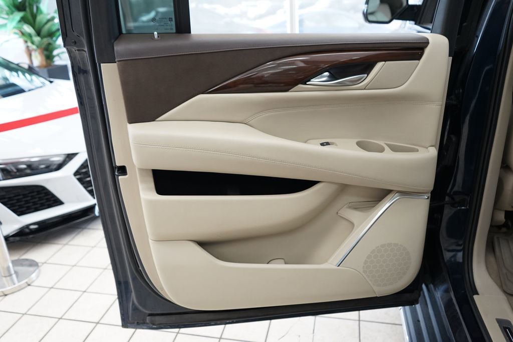 Used 2017 Cadillac Escalade ESV Luxury image 59