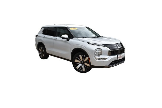 Used 2025 Mitsubishi Outlander SE AWD/4WD image 2