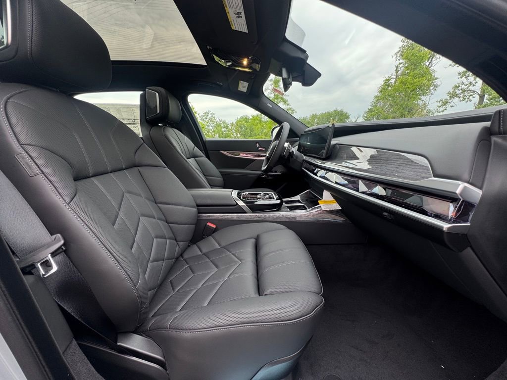 Used 2025 BMW 760i xDrive image 24