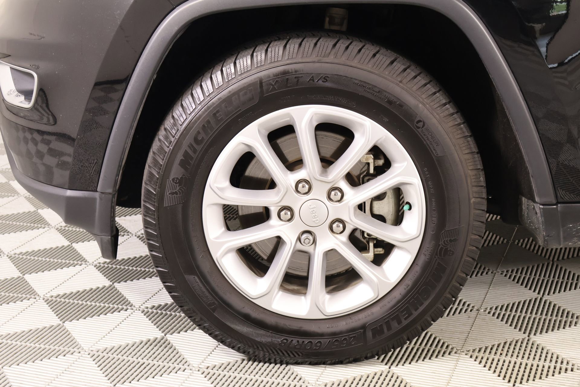 Used 2021 Jeep Grand Cherokee Laredo image 16