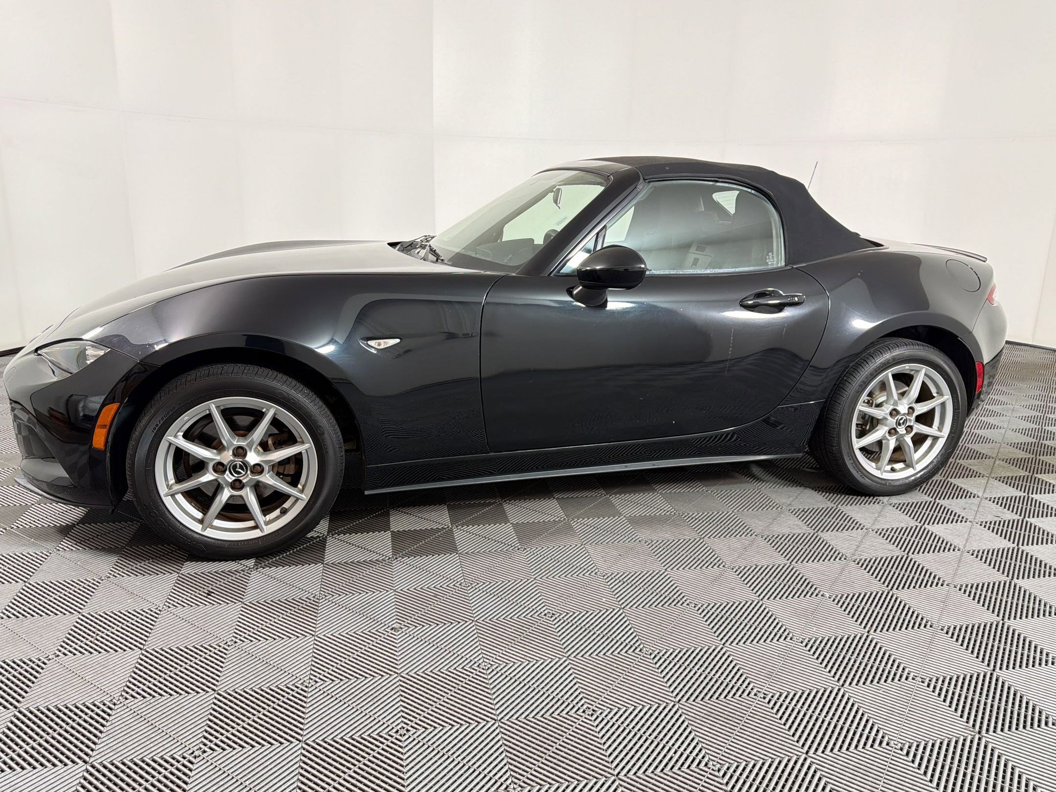 Used 2017 MAZDA MX-5 Miata Sport RWD image 2