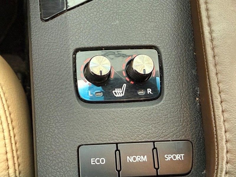 Used 2016 Toyota Avalon XLE Premium image 18