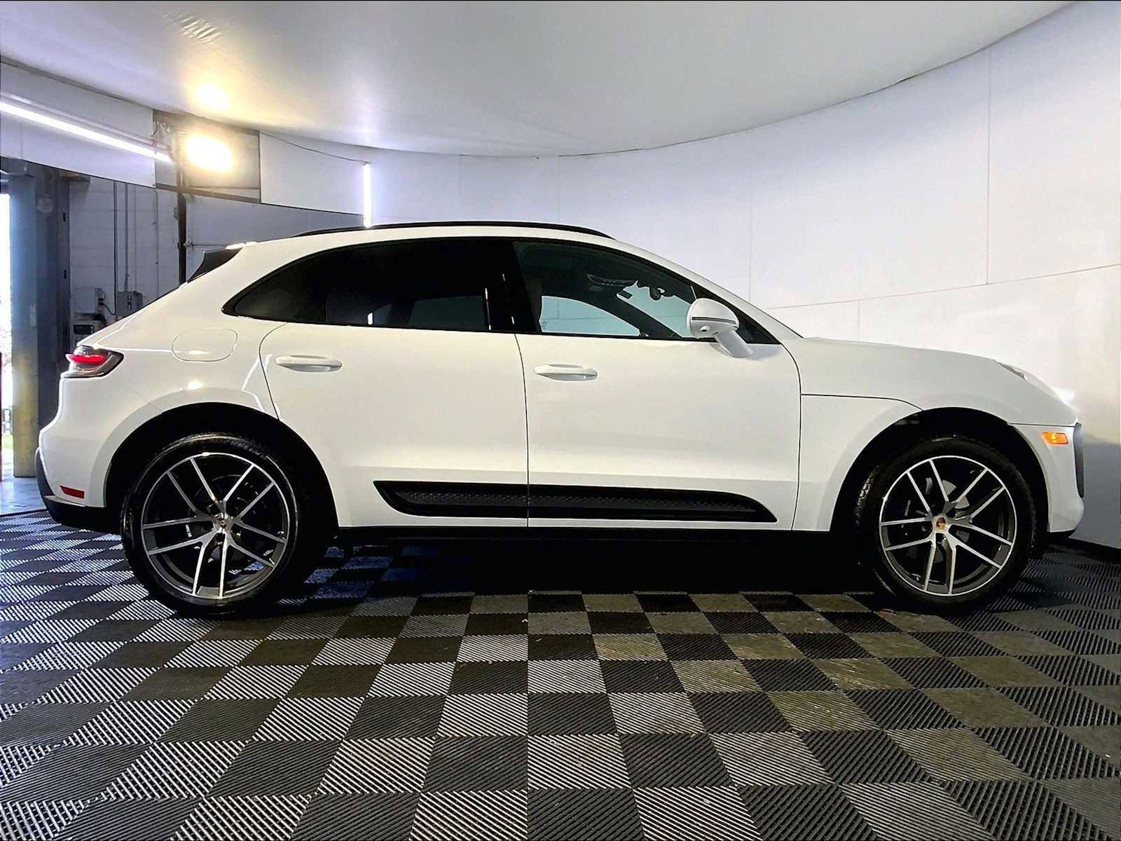 Certified 2026 Porsche Macan AWD/4WD image 8